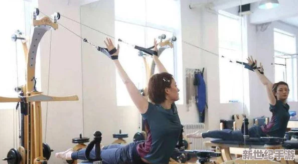 开会时躲在桌子下运动，网友调侃：这才是真正的“隐形健身”，让你轻松应对职场压力！