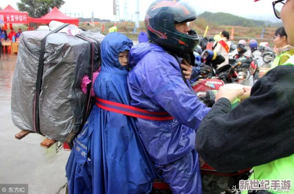 回姥姥家的路上和妈妈在后座，感受温暖亲情与童年记忆的交织之旅