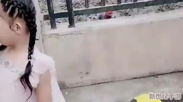 一小孩子跟姐姐玩钢筋，叮叮当当响不停，安全意识不可少，欢乐中也要谨慎行