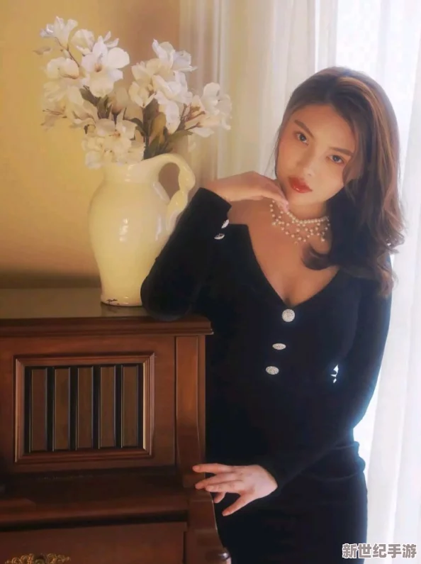汤芳裸奔：当红女星的大胆挑战与时尚界的热议引发关注