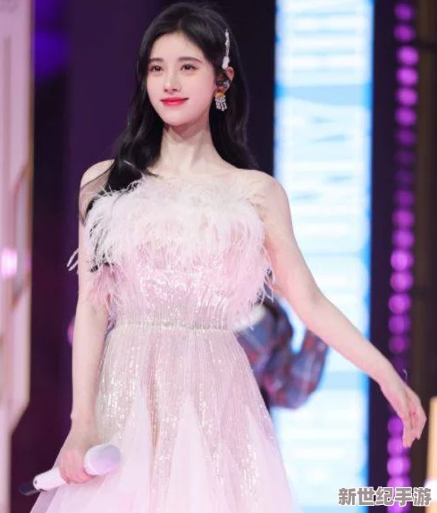 汤芳裸奔：当红女星的大胆挑战与时尚界的热议引发关注