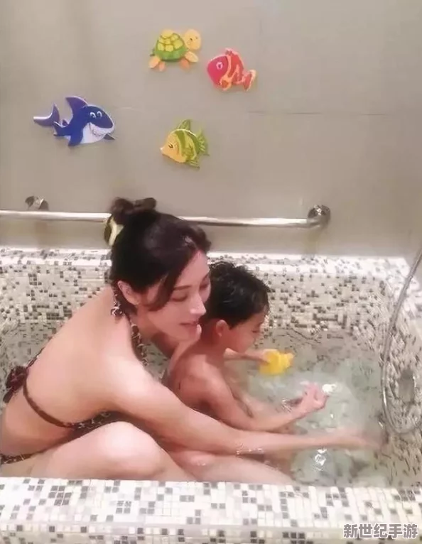 周妍希洗澡裸照引发热议，网友纷纷表达各自看法与见解，讨论背后的隐私与名人生活界限