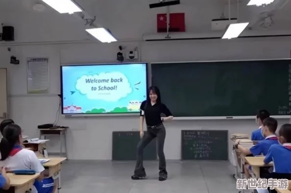 老师上课把跳D突然开到最大，学生们瞬间被震撼，课堂气氛瞬间变得火热无比！