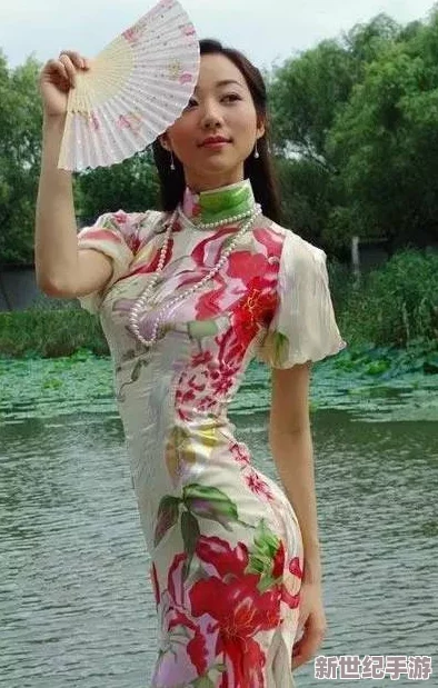 萌白酱金丝黑色旗袍，优雅与时尚的完美结合，尽显女性魅力与个性风采