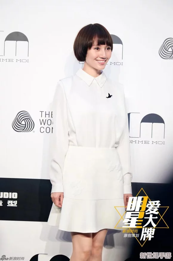 女人退了裙子重打三十大板，揭示时尚与自由之间的冲突与选择，让我们重新审视自我表达的重要性
