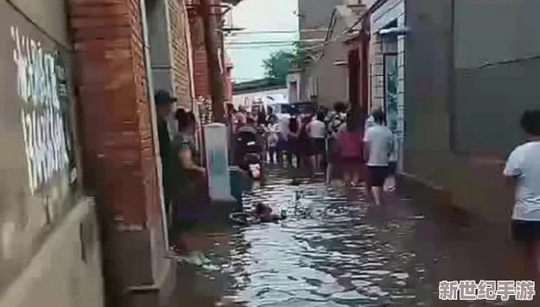 城中村下雨天小巷等客，温暖人心的故事与生活百态交织而成的独特风景