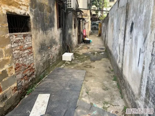 城中村下雨天小巷等客，温暖人心的故事与生活百态交织而成的独特风景