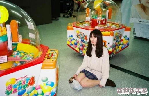 一小孩半夜喂小女孩吃，温馨瞬间感动无数网友，引发热议与讨论