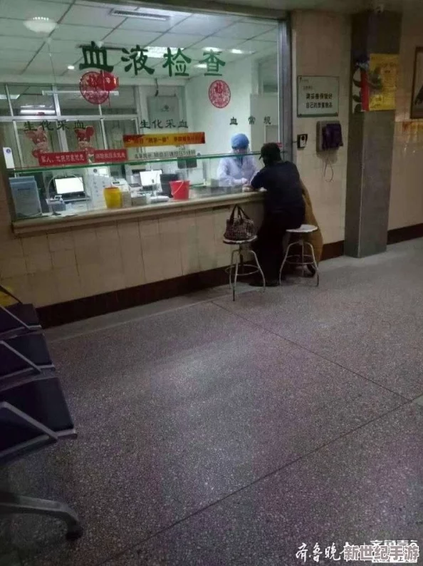 一小孩半夜喂小女孩吃，温馨瞬间感动无数网友，引发热议与讨论