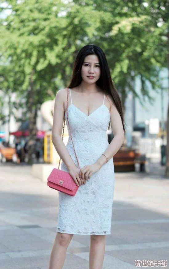 浓毛都白了的老太BBW：性感丰满熟女诱惑自拍视频流出